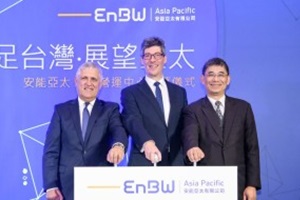 Dr. Hans-Josef Zimmer, Chief Technical Officer of EnBW, opens the new EnBW representative office in Taipeh together with Markus Wild, General Manager of EnBW Asia Pacific and Chun-Li Lee, Deputy Director General of Bureau of Energy EnBW Taiwan