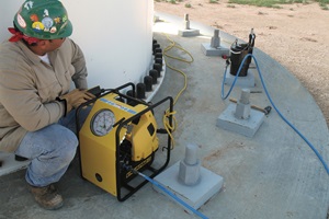 Enerpac ZUTP-S Series tensioning pumps for bolting applications. Enerpac ZUTPS Series Tensioning application