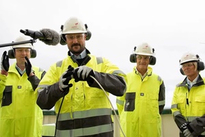 Crown Prince Haakon of Norway connecting two cables to mark the official opening of the Hywind Tampen wind farm. To his left, Norwegian prime minister Jonas Gahr Støre and Equinor’s vice president for Renewables in Norway, Siri Espedal Kindem. Opposite, Equinor’s executive vice president for the Norwegian continental shelf Kjetil Hove. (Photo: Ole Jørgen Bratland / Equinor) Hywind Tampen floating offshore wind farm officially opened